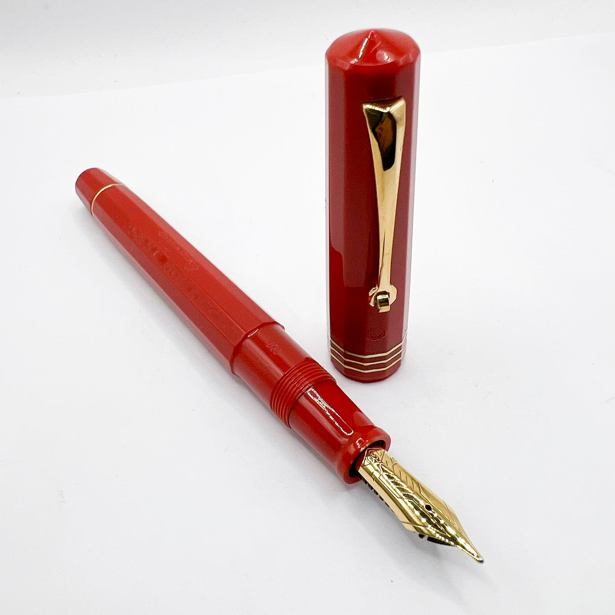 OMAS for Armando Simoni Club/1990's - Milord Paragon Coral Fountain Pen - Medium 18kt Gold Nib
