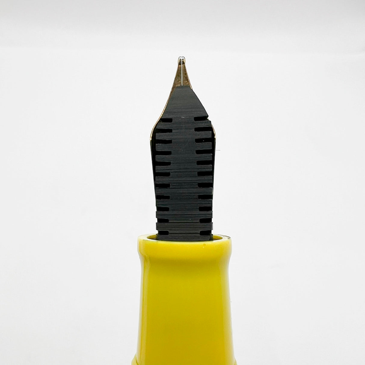 OMAS for Ferrari/1990's - Ferrari Yellow Facetted Paragon Fountain Pen - Medium 18kt Gold Nib