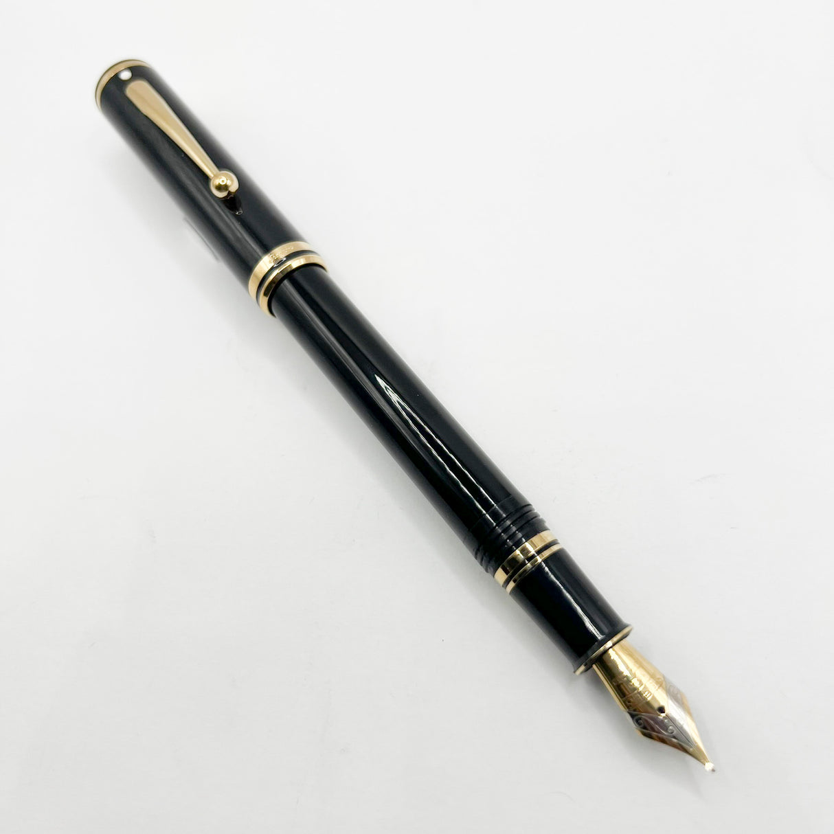 Sheaffer Connaisseur Black Fountain Pen - Fine 18kt Gold Nib