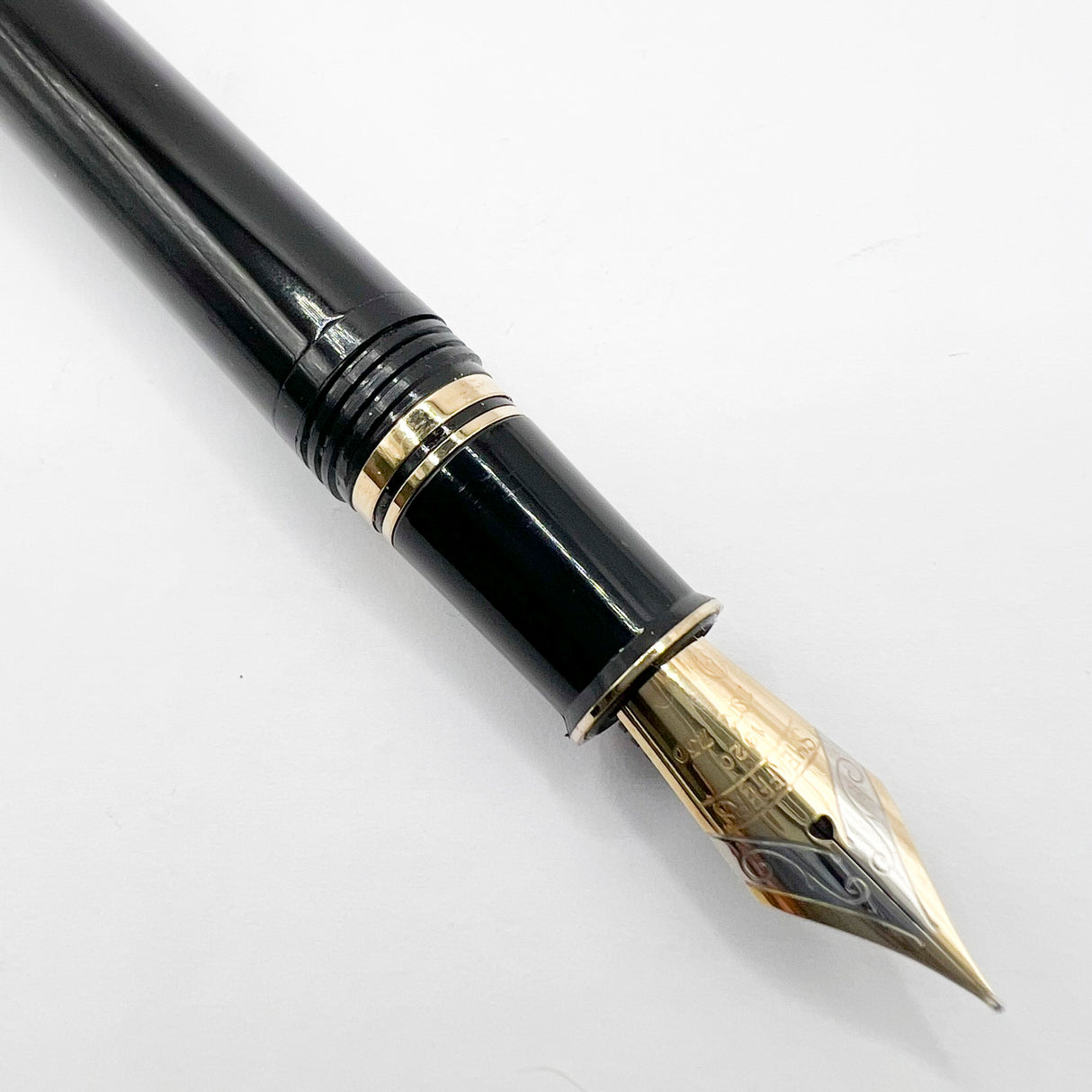Sheaffer Connaisseur Black Fountain Pen - Fine 18kt Gold Nib