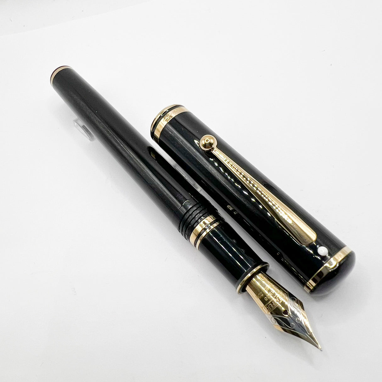 Sheaffer Connaisseur Black Fountain Pen - Fine 18kt Gold Nib