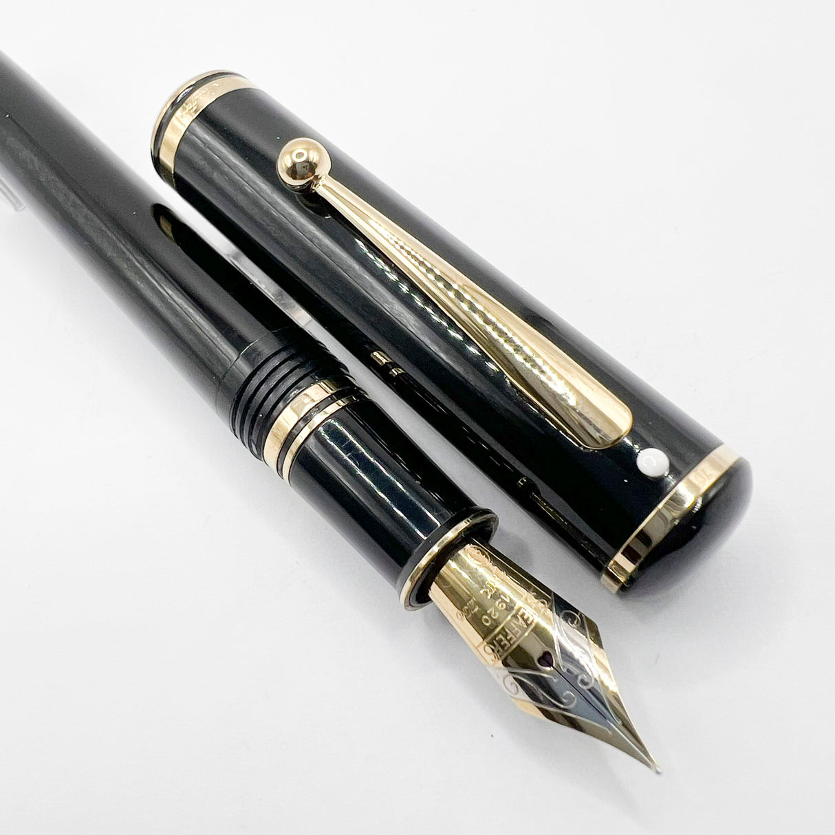 Sheaffer Connaisseur Black Fountain Pen - Fine 18kt Gold Nib
