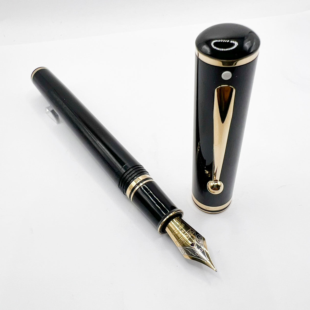 Sheaffer Connaisseur Black Fountain Pen - Fine 18kt Gold Nib