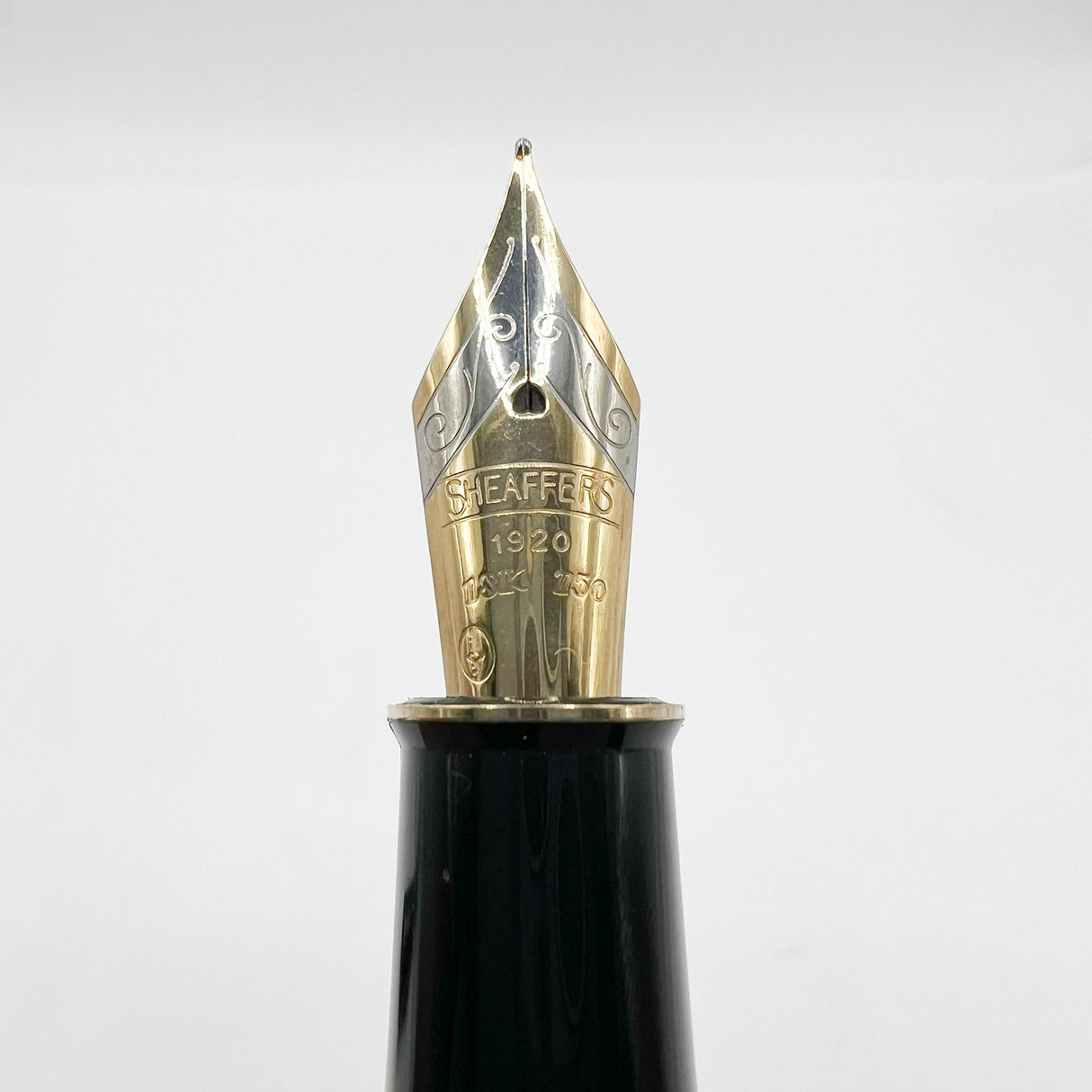 Sheaffer Connaisseur Black Fountain Pen - Fine 18kt Gold Nib