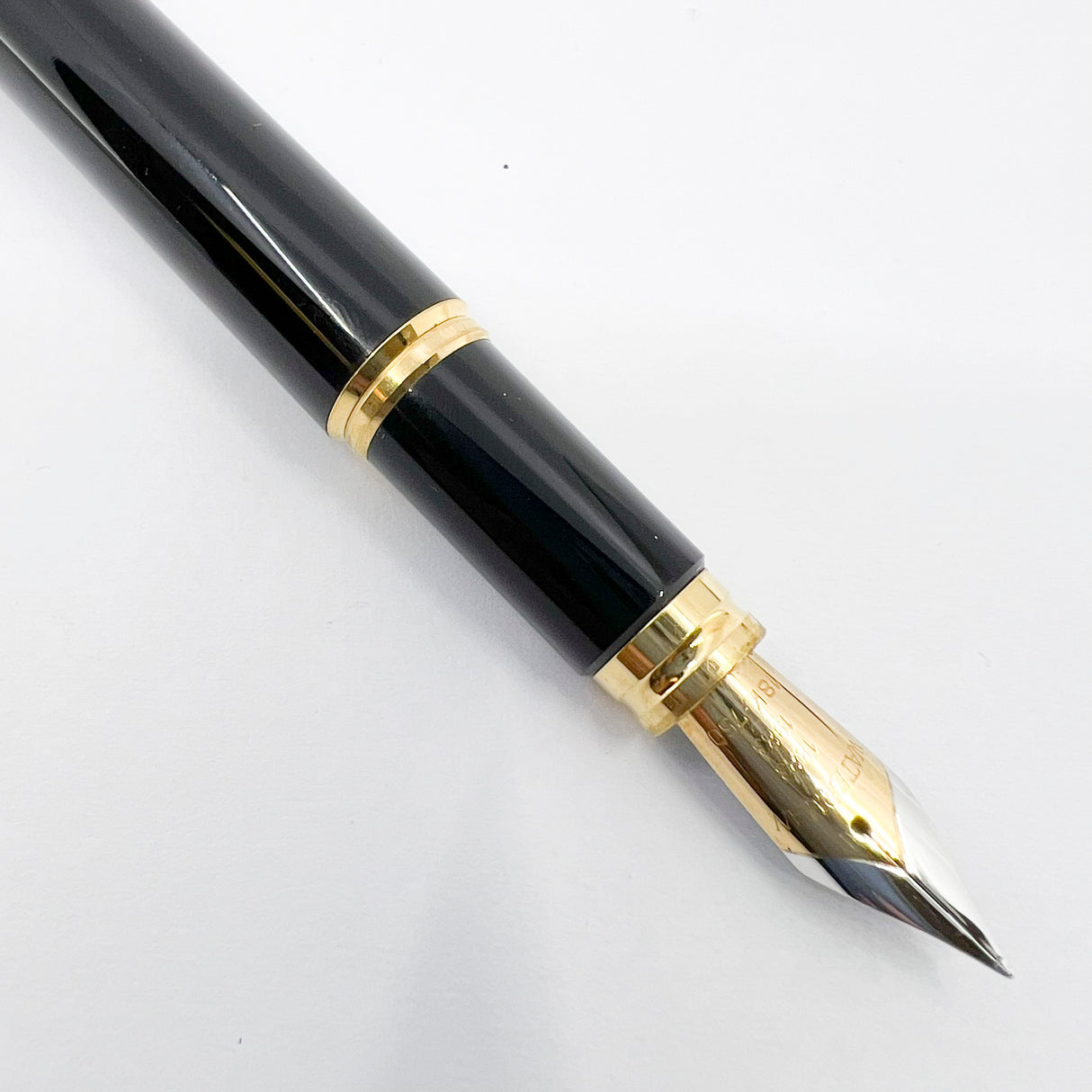 Waterman LeMan 100 Black Fountain Pen - Medium 18kt Gold Nib