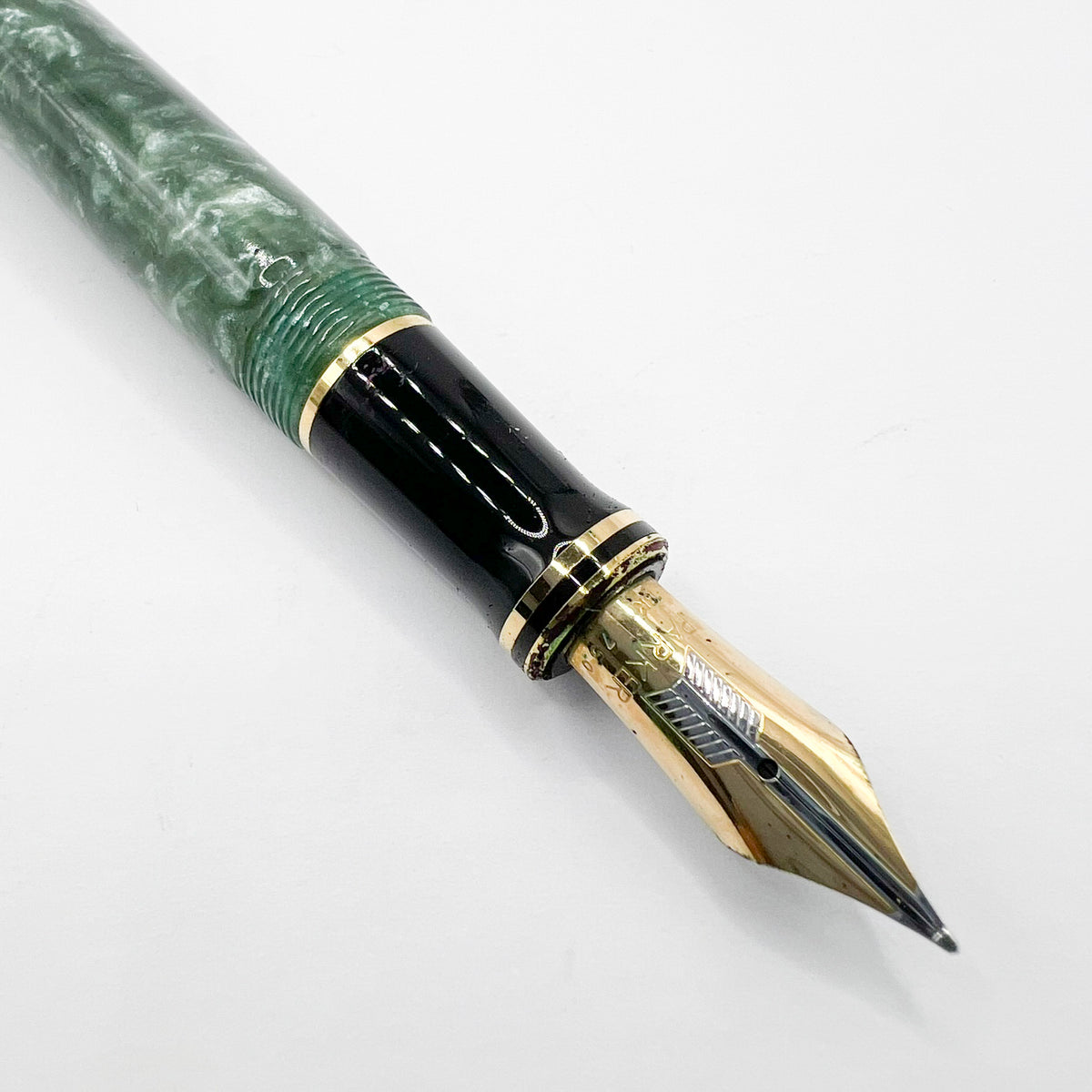 Parker Duofold Centennial Marbled Green Fountain Pen (Circa 1990) - Medium 18kt Gold Nib
