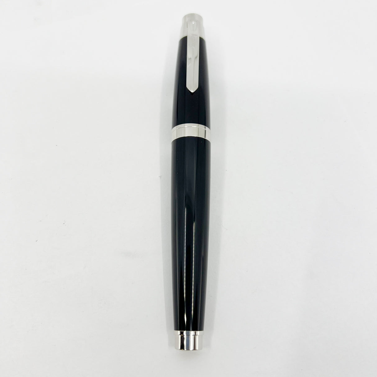 Asprey of London Black Lacquer Fountain Pen - Medium 18kt Gold Nib