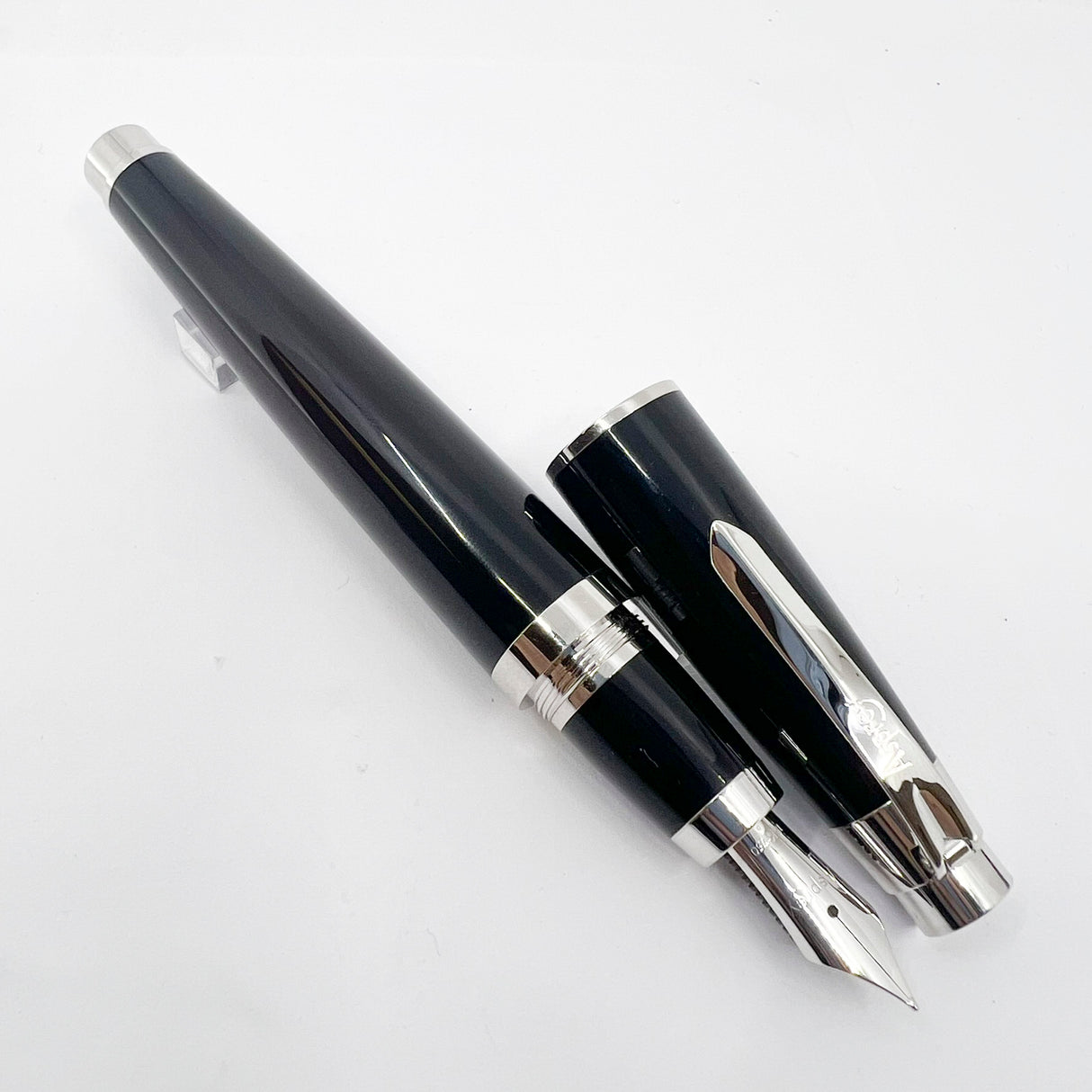 Asprey of London Black Lacquer Fountain Pen - Medium 18kt Gold Nib