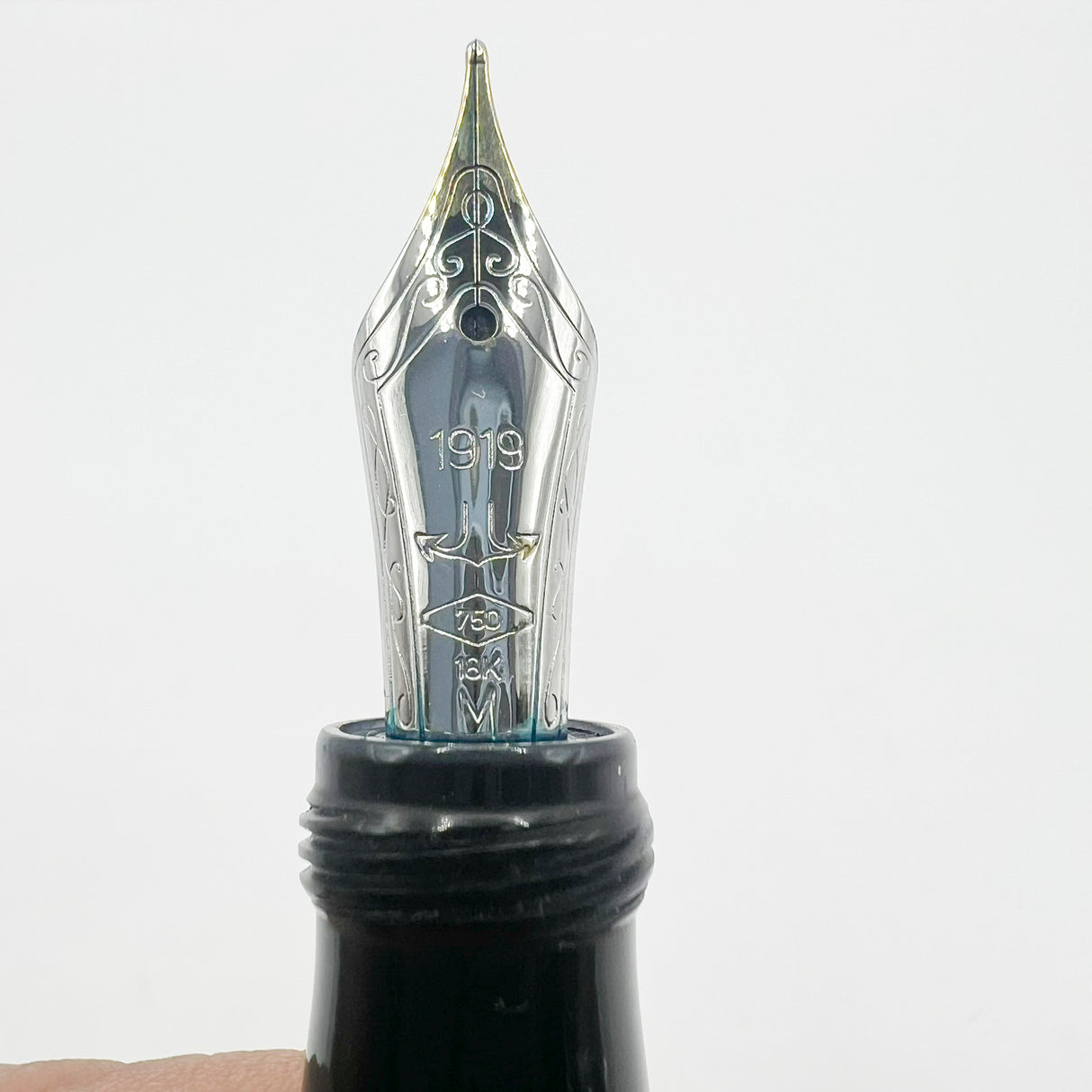 Ancora (Italy) Striated Lustrous Red Perla Fountain Pen - Flexible Medium 18kt Gold Nib