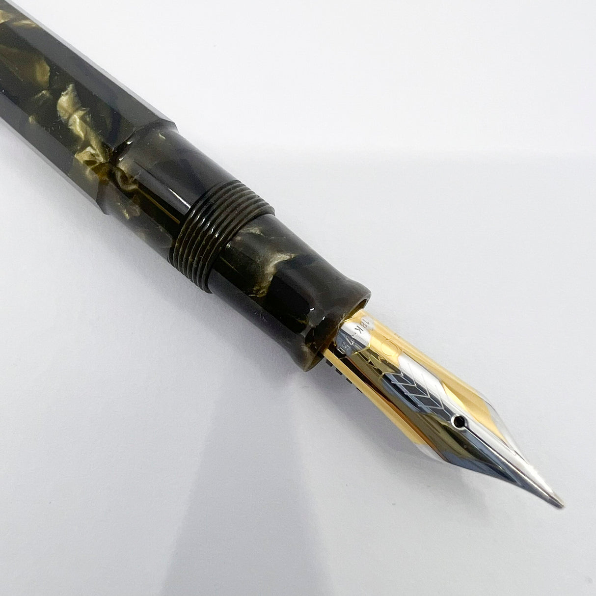 OMAS Paragon Green Saft Celluloid Fountain Pen - Flexible Medium 18kt Gold Nib