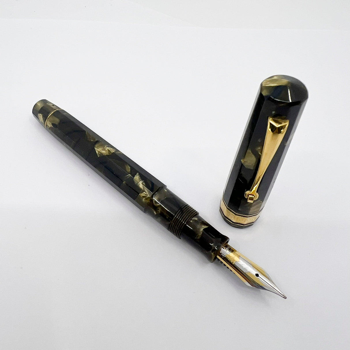 OMAS Paragon Green Saft Celluloid Fountain Pen - Flexible Medium 18kt Gold Nib