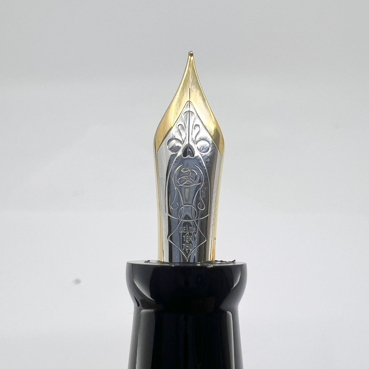 Delta COLOSSEUM Limited Edition Lever Fill Fountain Pen (1996) - Medium 18kt Gold Nib