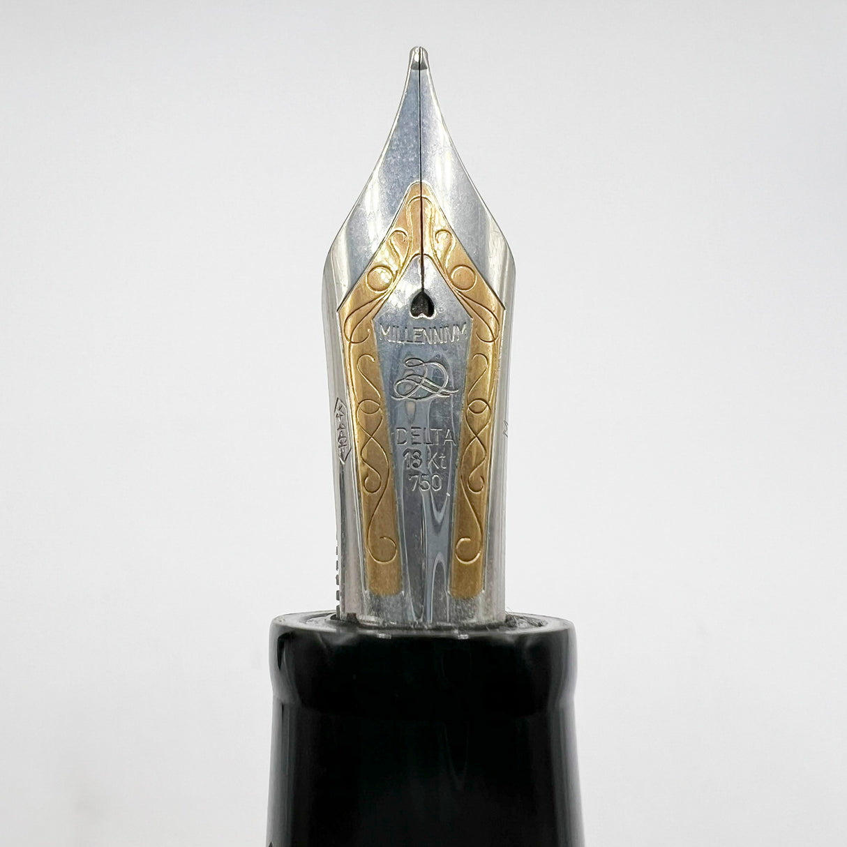 Delta - The Original Oversized DolceVita Sterling Silver Trim Fountain Pen - Medium 18kt Gold Nib