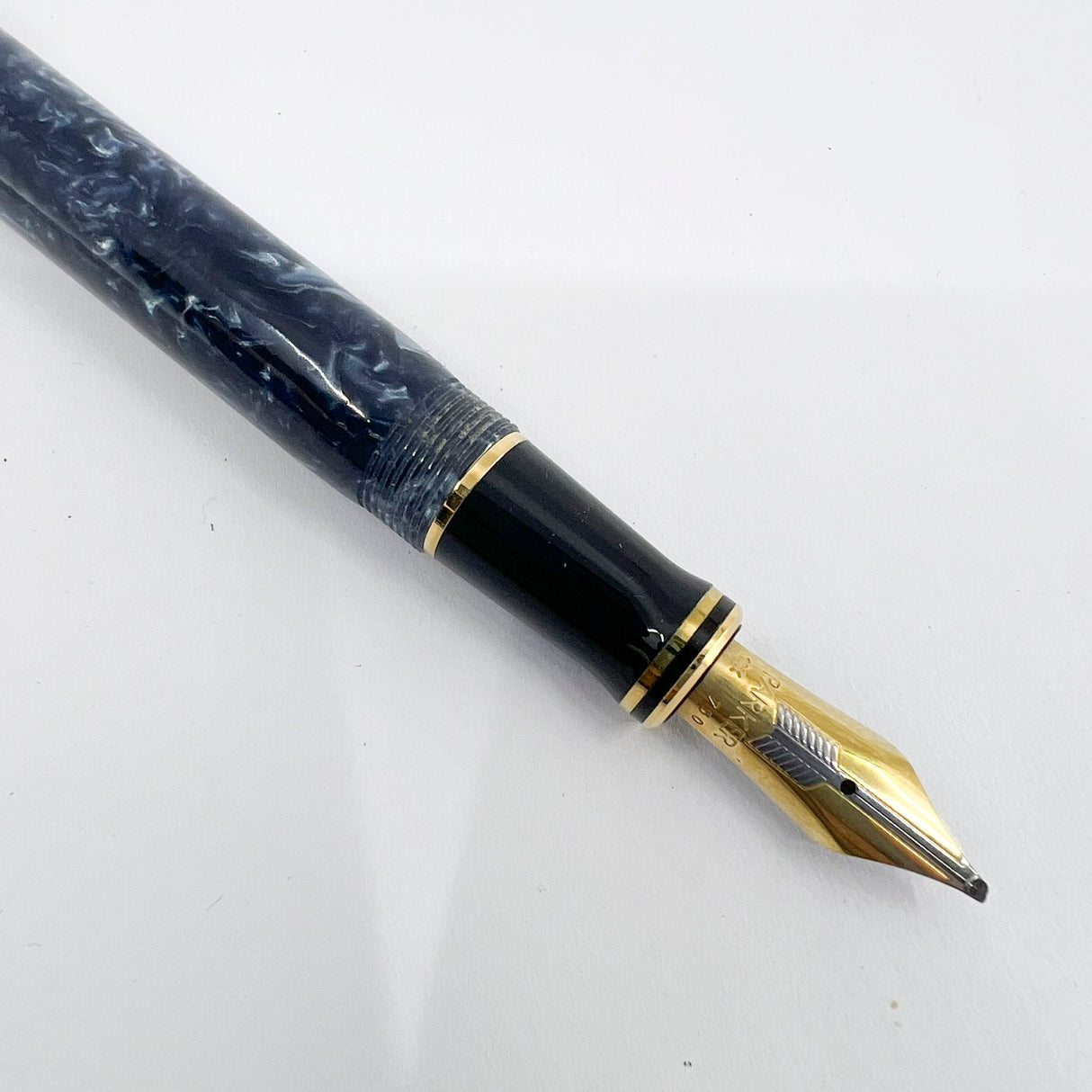 Parker Duofold Centennial (Largest) Marbled Blue Fountain Pen - Broad Oblique #91 18kt Gold Nib (Circa 1990)