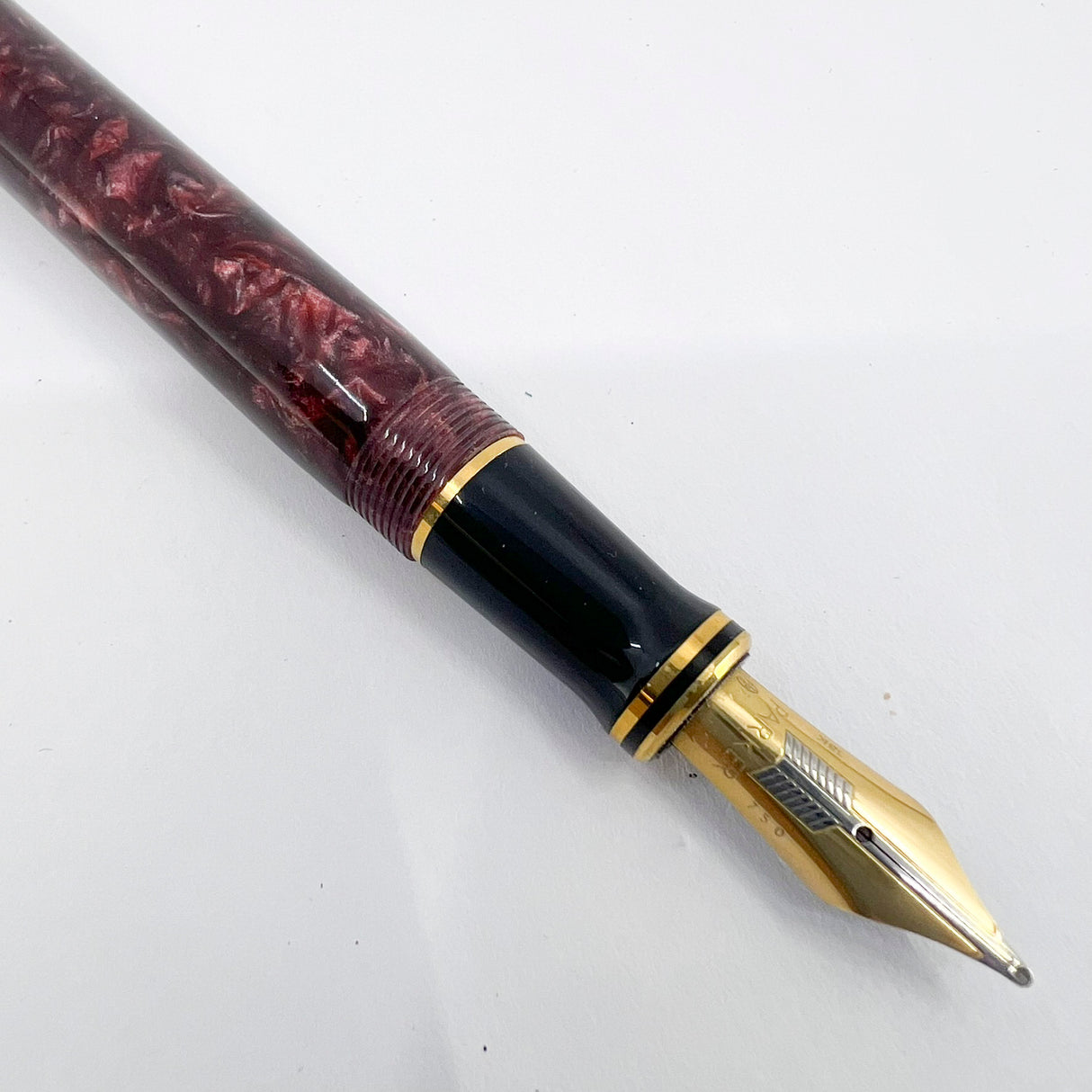 Parker Centennial (Largest Size) Marbled Maroon Duofold Fountain Pen (Circa 1991) - Medium 18kt Gold Nib
