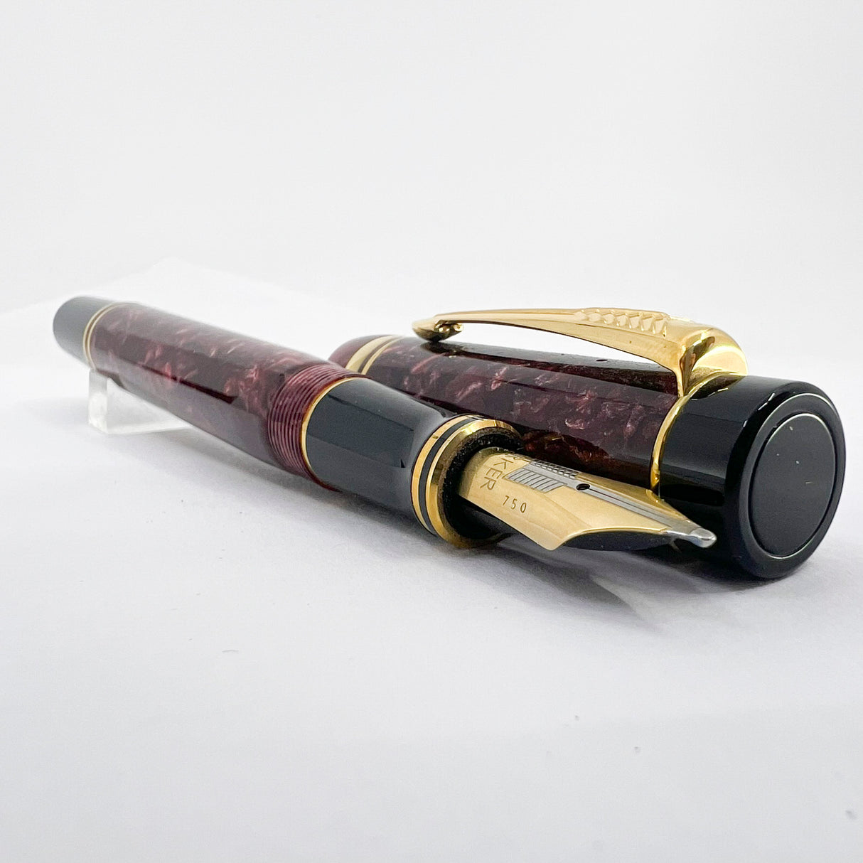 Parker Centennial (Largest Size) Marbled Maroon Duofold Fountain Pen (Circa 1991) - Medium 18kt Gold Nib
