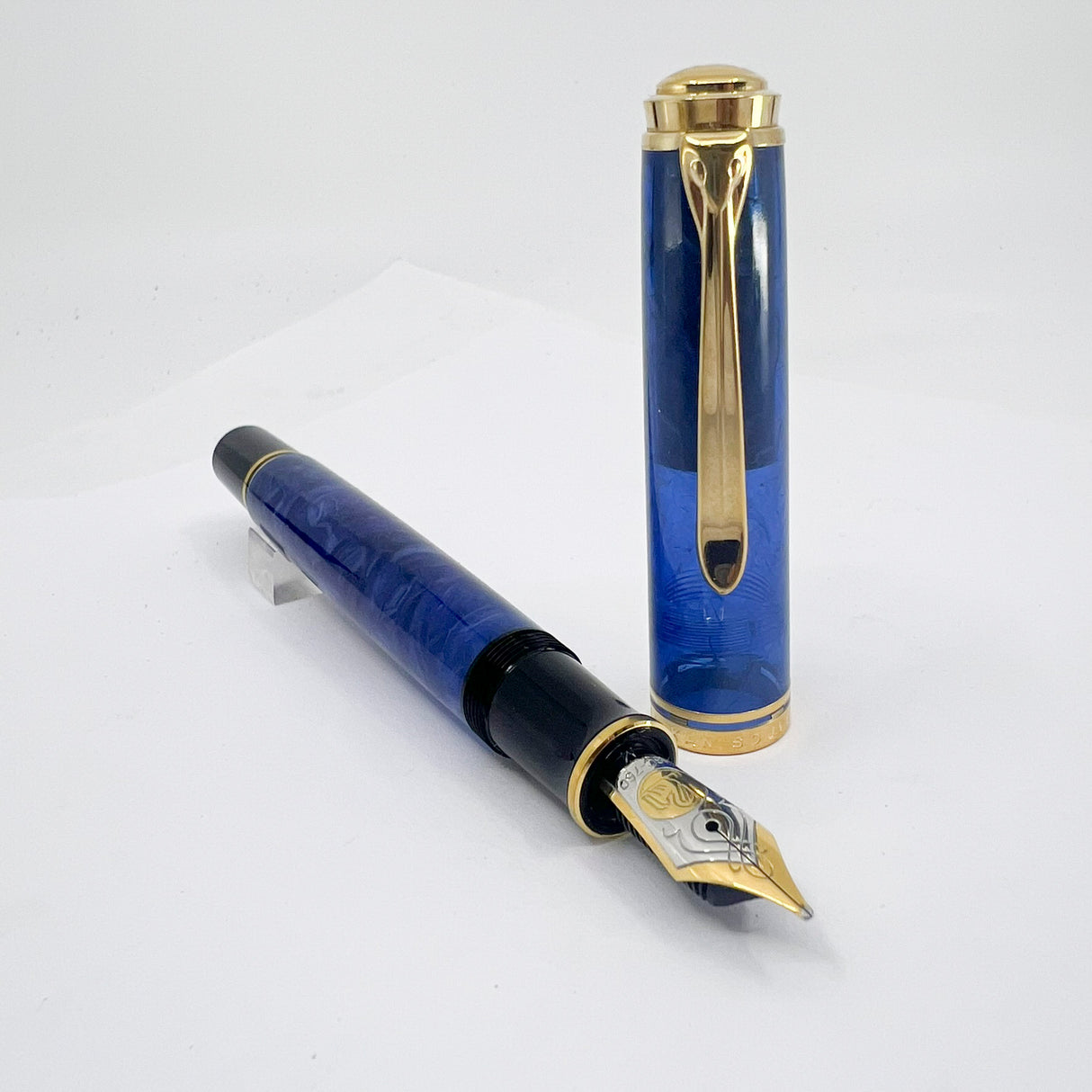 Pelikan Souveran M800 Marbled Blue O' Blue Fountain Pen - Medium 18kt Gold Nib