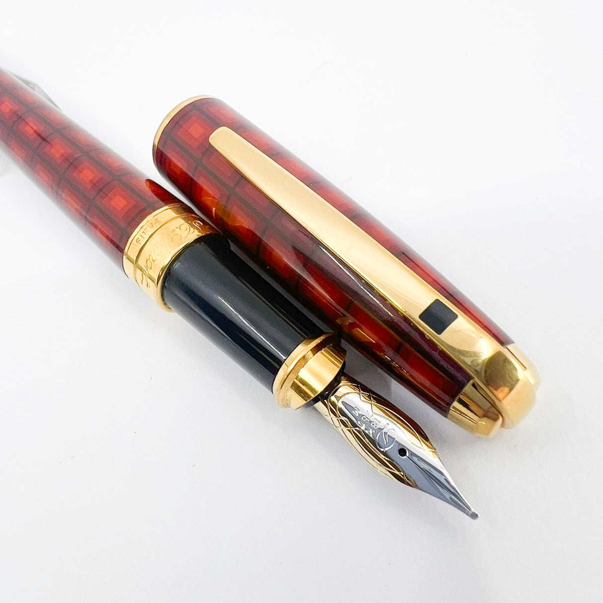 S.T. DuPont Orpheo Vertigo Laque de Chine Fountain Pen - Medium 18kt Gold Nib