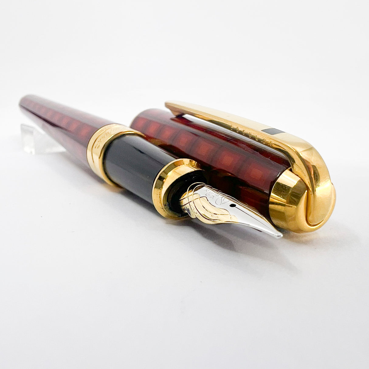 S.T. DuPont Orpheo Vertigo Laque de Chine Fountain Pen - Medium 18kt Gold Nib
