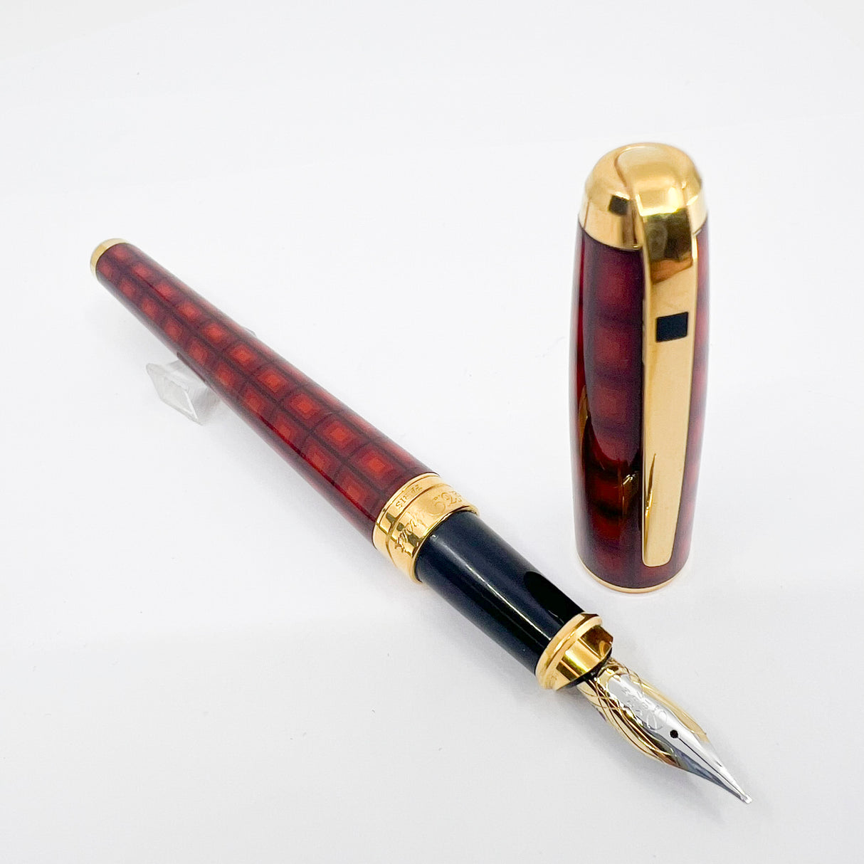 S.T. DuPont Orpheo Vertigo Laque de Chine Fountain Pen - Medium 18kt Gold Nib