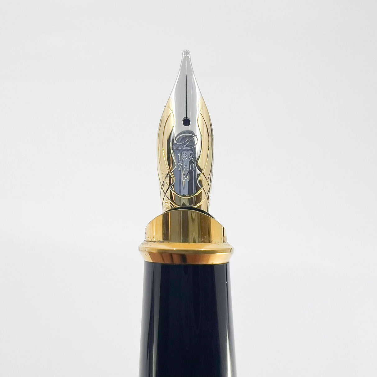 S.T. DuPont Orpheo Vertigo Laque de Chine Fountain Pen - Medium 18kt Gold Nib