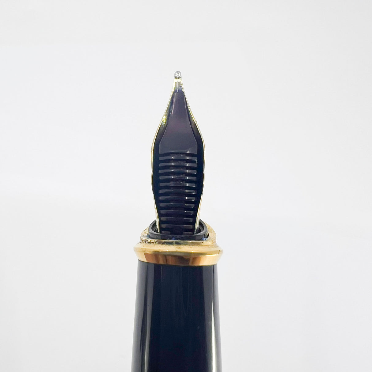 S.T. DuPont Orpheo Vertigo Laque de Chine Fountain Pen - Medium 18kt Gold Nib