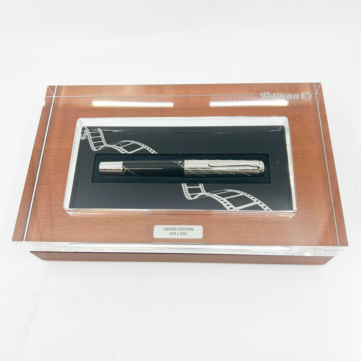 Pelikan Souveran M1005 Silver Screen Limited Edition Fountain Pen - Medium 18kt Gold Nib