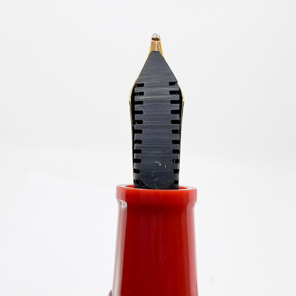 OMAS for Armando Simoni Club/1990's - Milord Paragon Coral Fountain Pen - Oblique Broad* 18kt Gold Nib