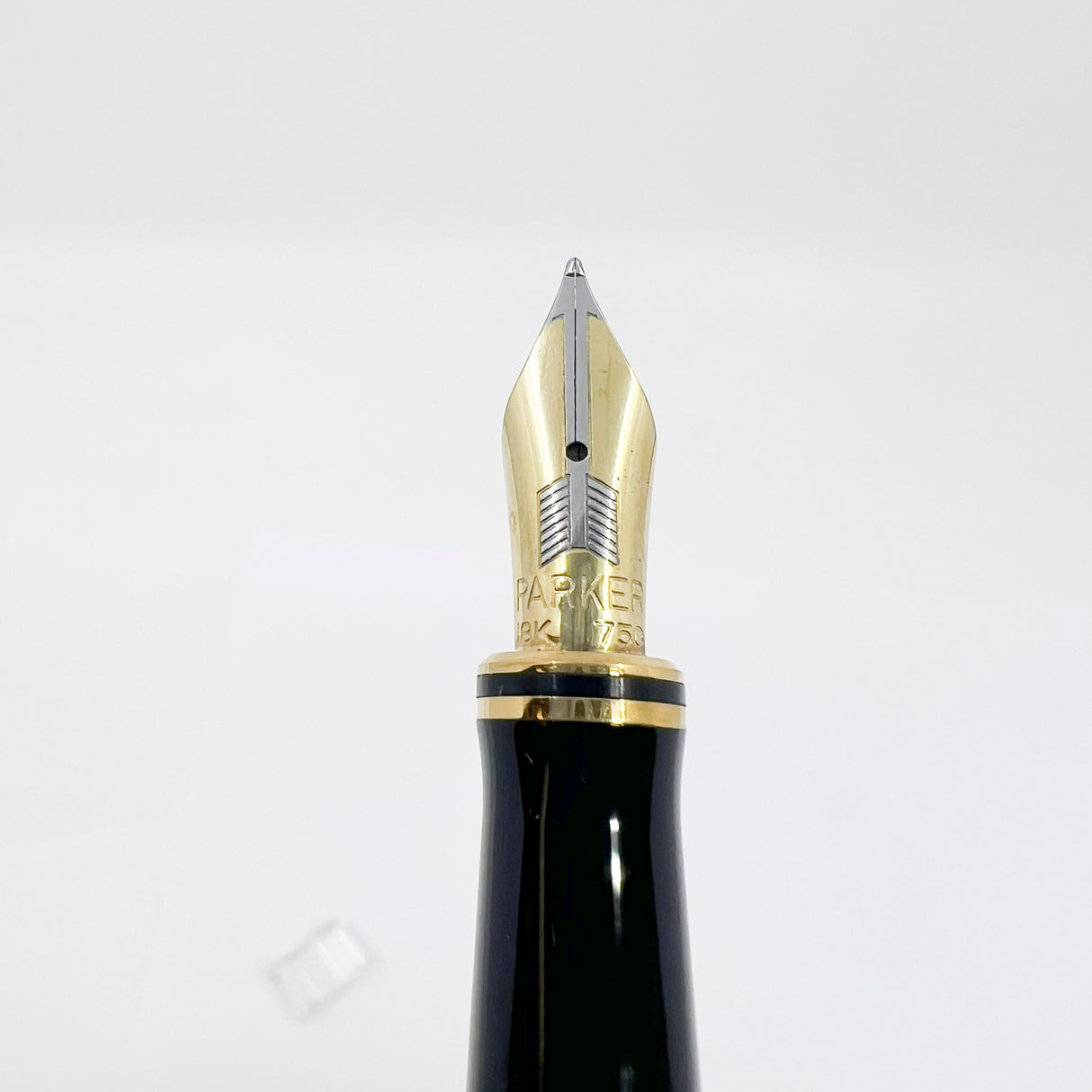 Parker Duofold International (Standard Size) Pearl & Black Fountain Pen - Medium 18kt Gold Nib