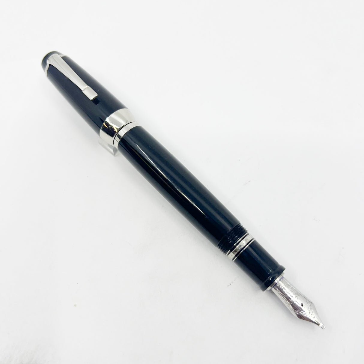 Montblanc Extra Large Boheme Retractable Fountain Pen - Stoneless Model - RARE - Made for a Short Period Circa 2002 - Stub-like Broad 18kt Gold Nib