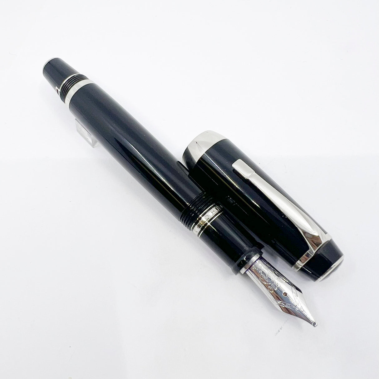 Montblanc Extra Large Boheme Retractable Fountain Pen - Stoneless Model - RARE - Made for a Short Period Circa 2002 - Stub-like Broad 18kt Gold Nib