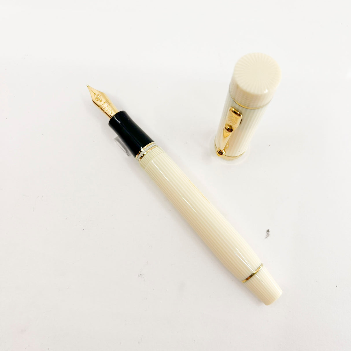 Conway Stewart Churchill Striped Ivory Finish Fountain Pen #172/300 - Broad 18kt Gold Nib