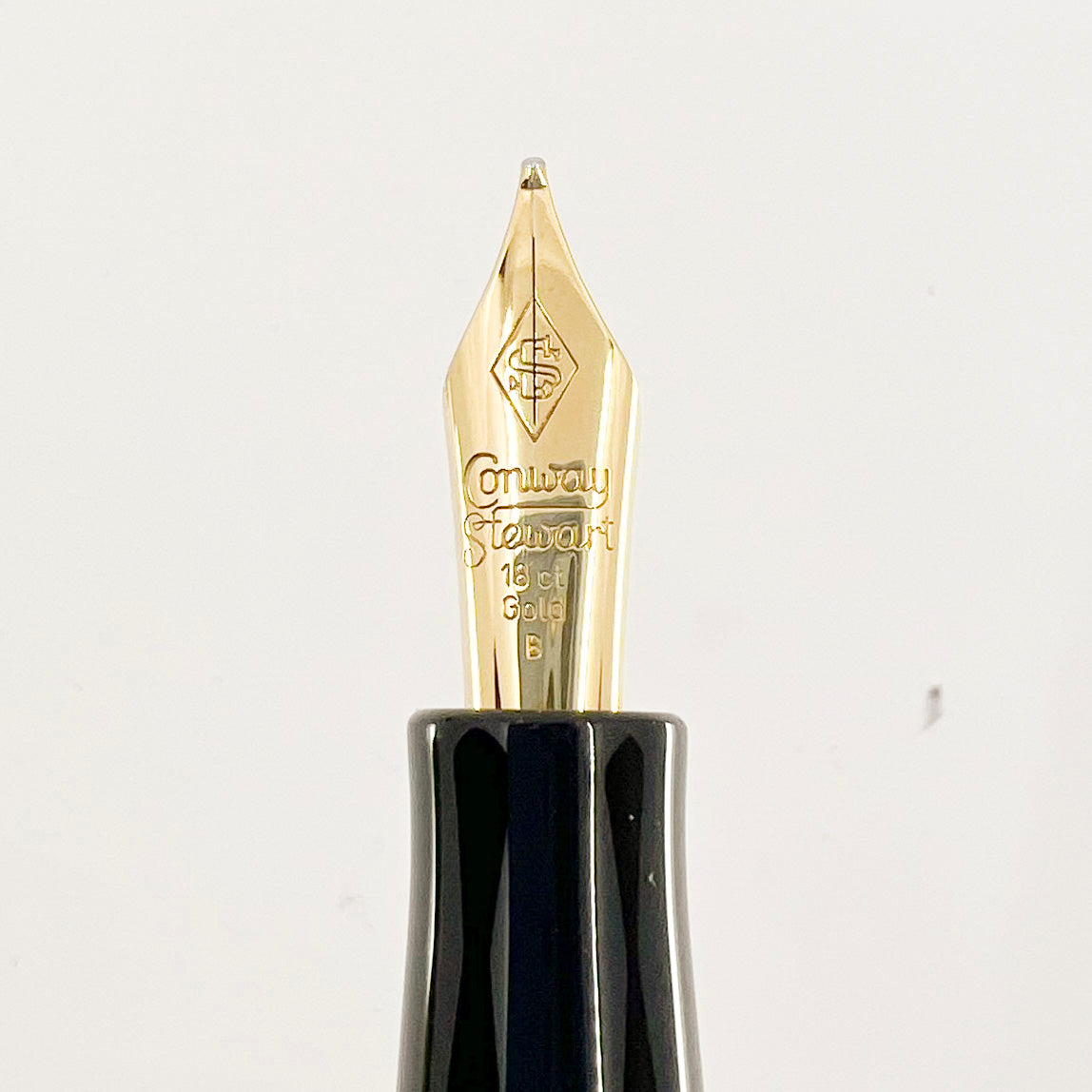 Conway Stewart Churchill Striped Ivory Finish Fountain Pen #172/300 - Broad 18kt Gold Nib