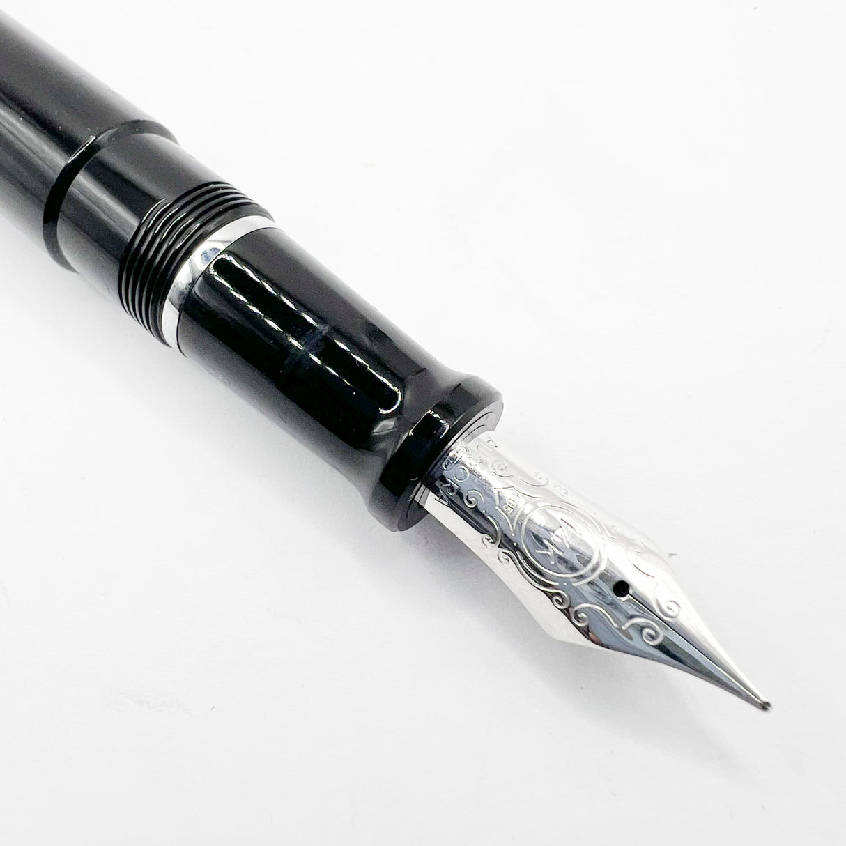 Aurora Black Talentum Fountain Pen - Medium 14 Kt Gold Nib