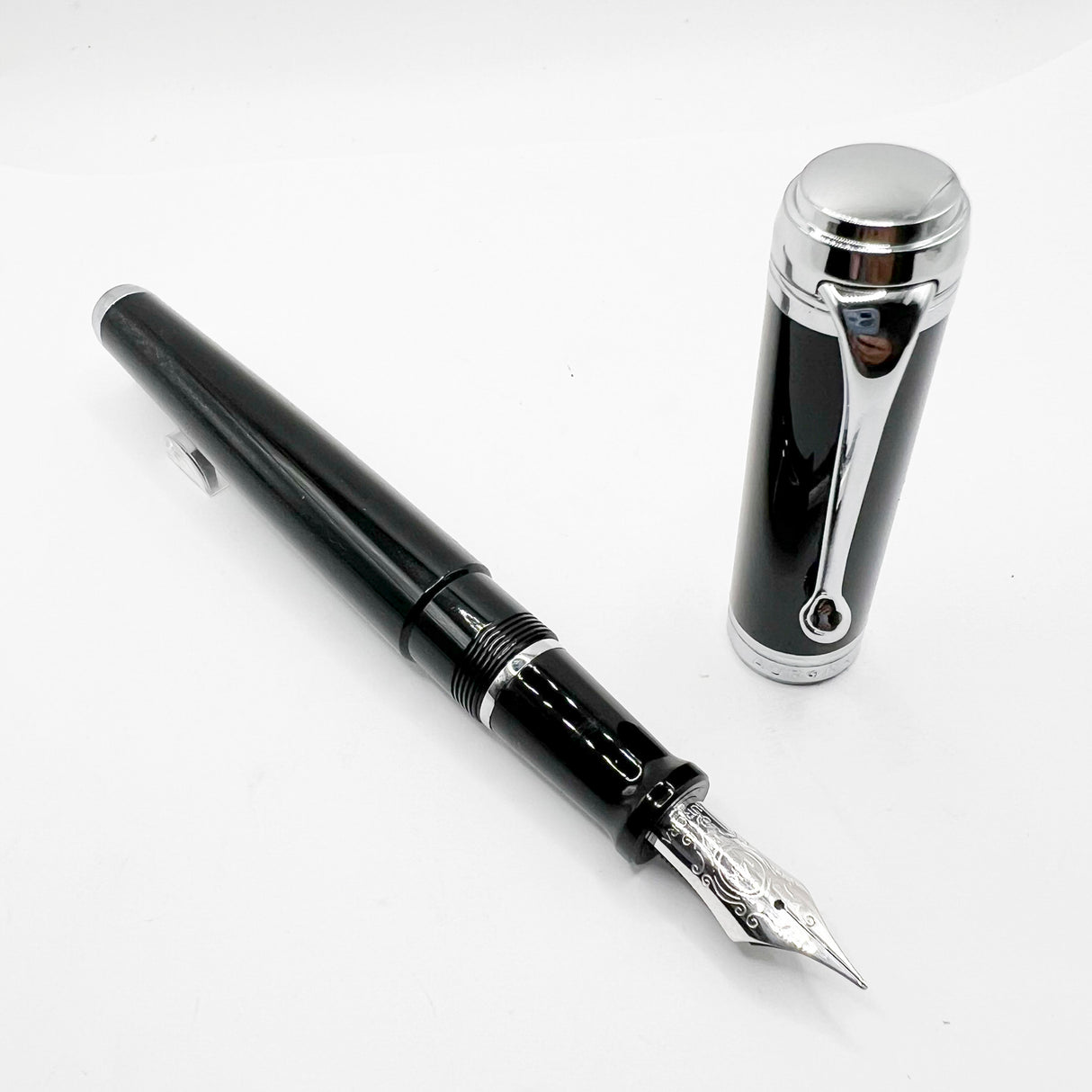 Aurora Black Talentum Fountain Pen - Medium 14 Kt Gold Nib