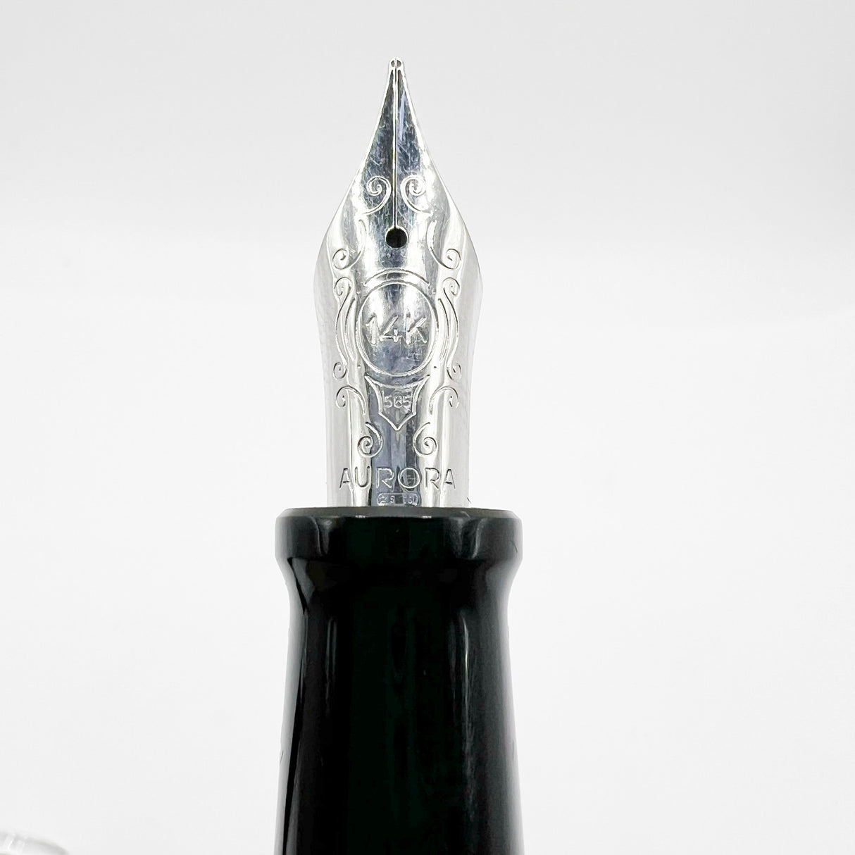 Aurora Black Talentum Fountain Pen - Medium 14 Kt Gold Nib