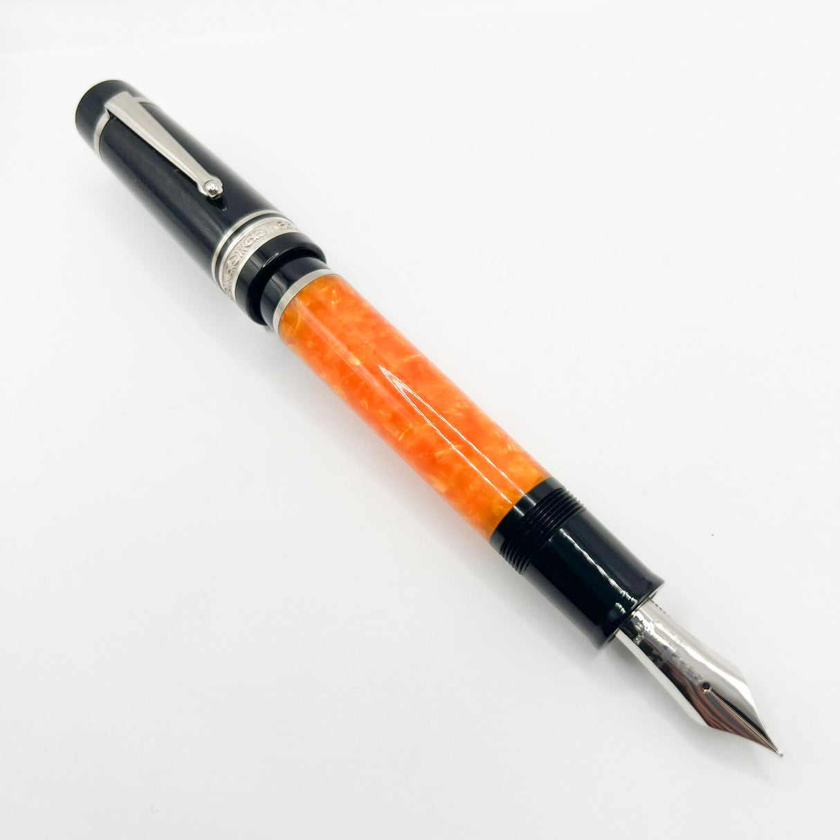 Delta DV Oversize Fountain Pen with Sterling Silver Cap Band - Oversized Medium 14kt Gold Nib