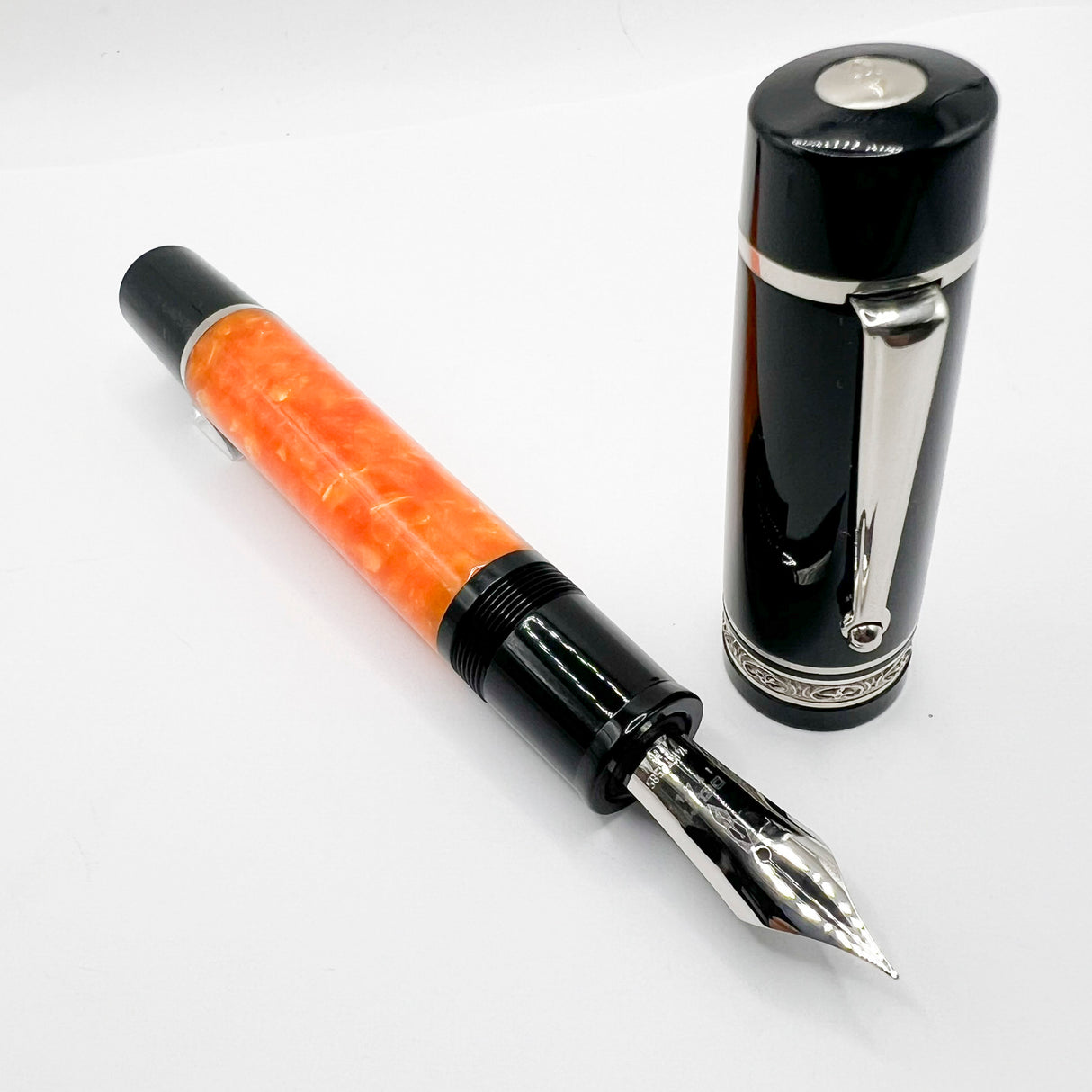 Delta DV Oversize Fountain Pen with Sterling Silver Cap Band - Oversized Medium 14kt Gold Nib