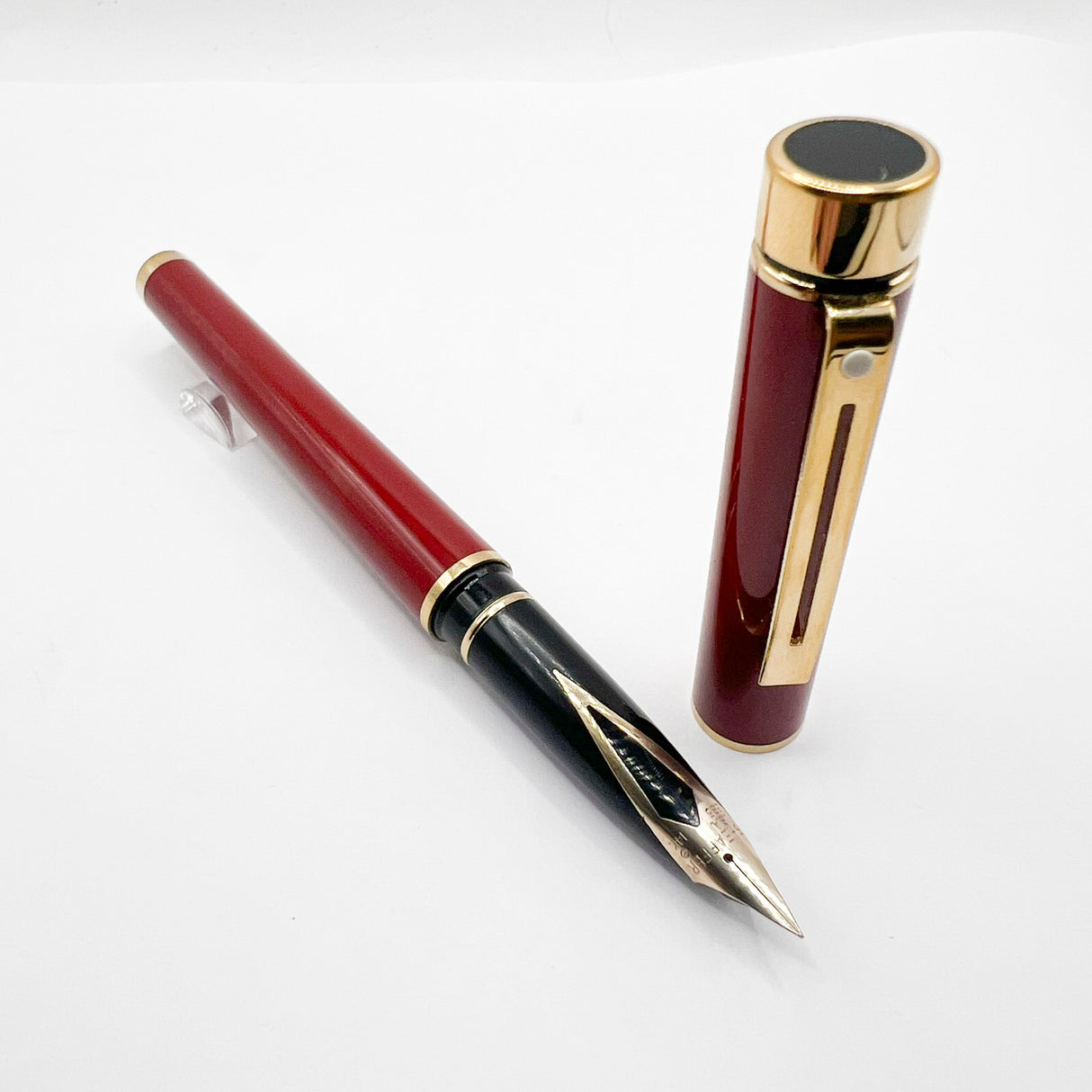 Sheaffer Full Size Targa Red Lacque Fountain Pen - Medium 14kt Gold Nib