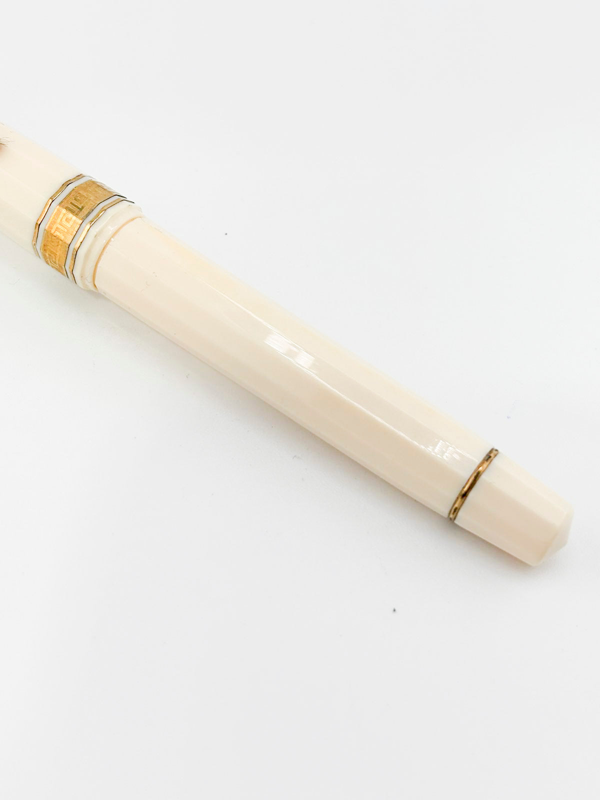 OMAS Ivory Vegetal Resin Bibliotheque Nazionale Fountain Pen - Medium 18kt Gold Nib