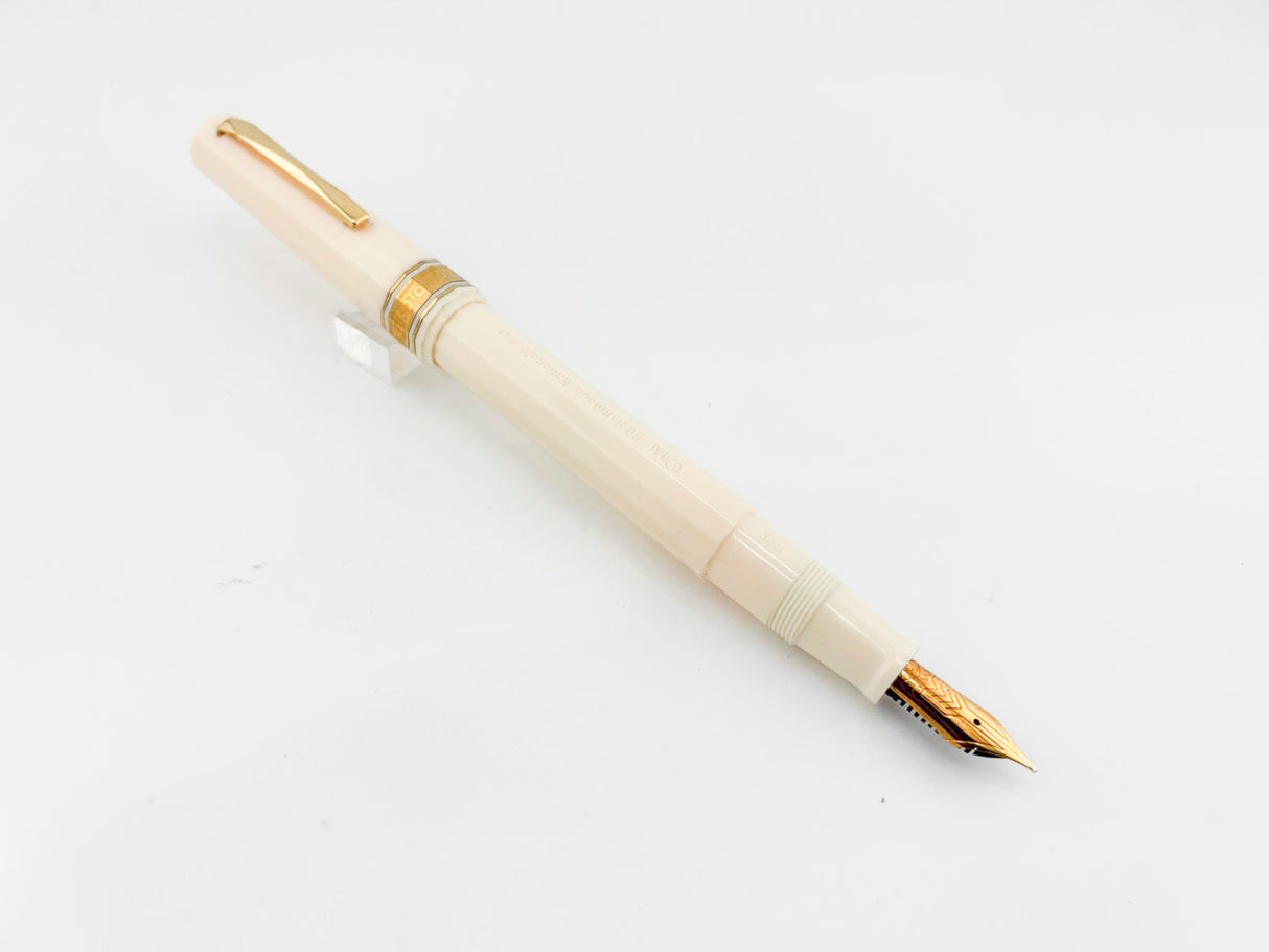 OMAS Ivory Vegetal Resin Bibliotheque Nazionale Fountain Pen - Medium 18kt Gold Nib