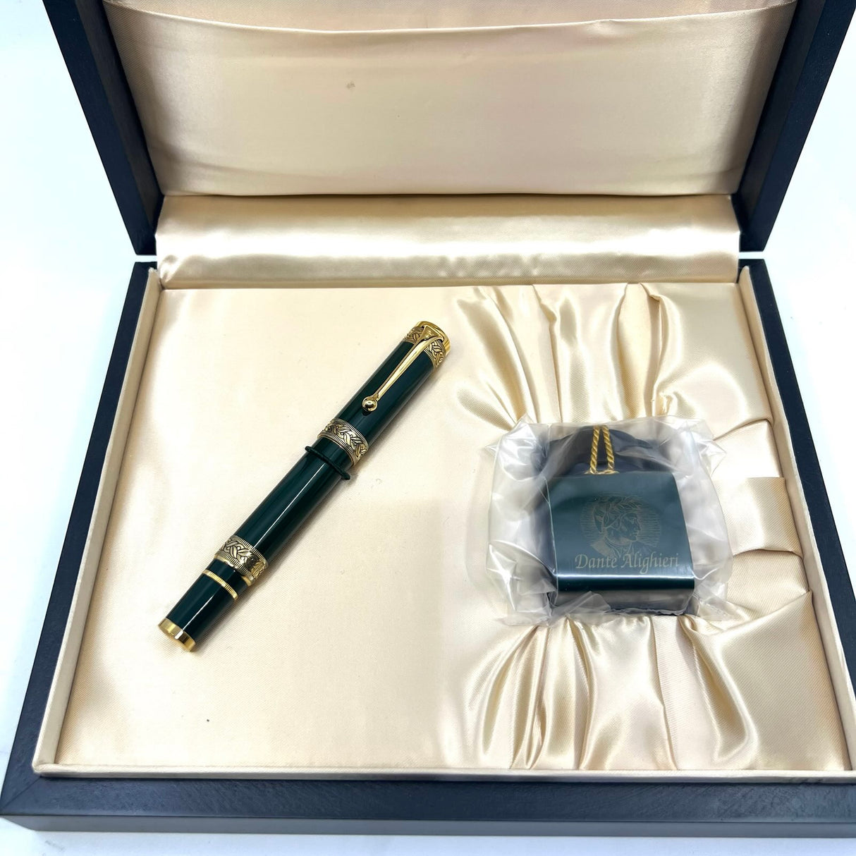 Aurora Original Dante Alighieri Green Lacquered Limited Edition Fountain Pen - Medium 18 Kt Gold Nib