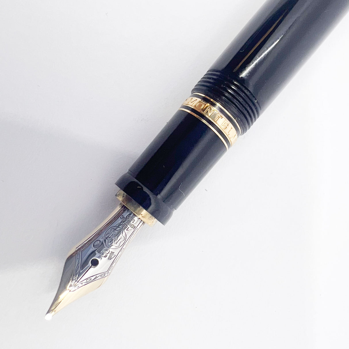 Montblanc Boheme Rouge - Black Resin Fountain Pen - Retractable Medium 14kt Gold Nib