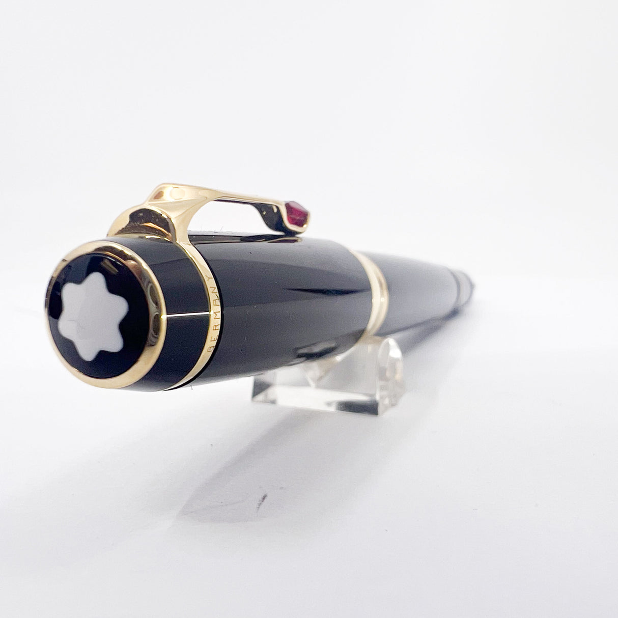 Montblanc Boheme Rouge - Black Resin Fountain Pen - Retractable Medium 14kt Gold Nib