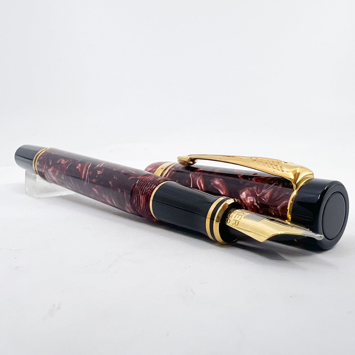 Parker Duofold International Maroon Marble Fountain Pen (Circa 1990) - Broad 18kt Gold Nib