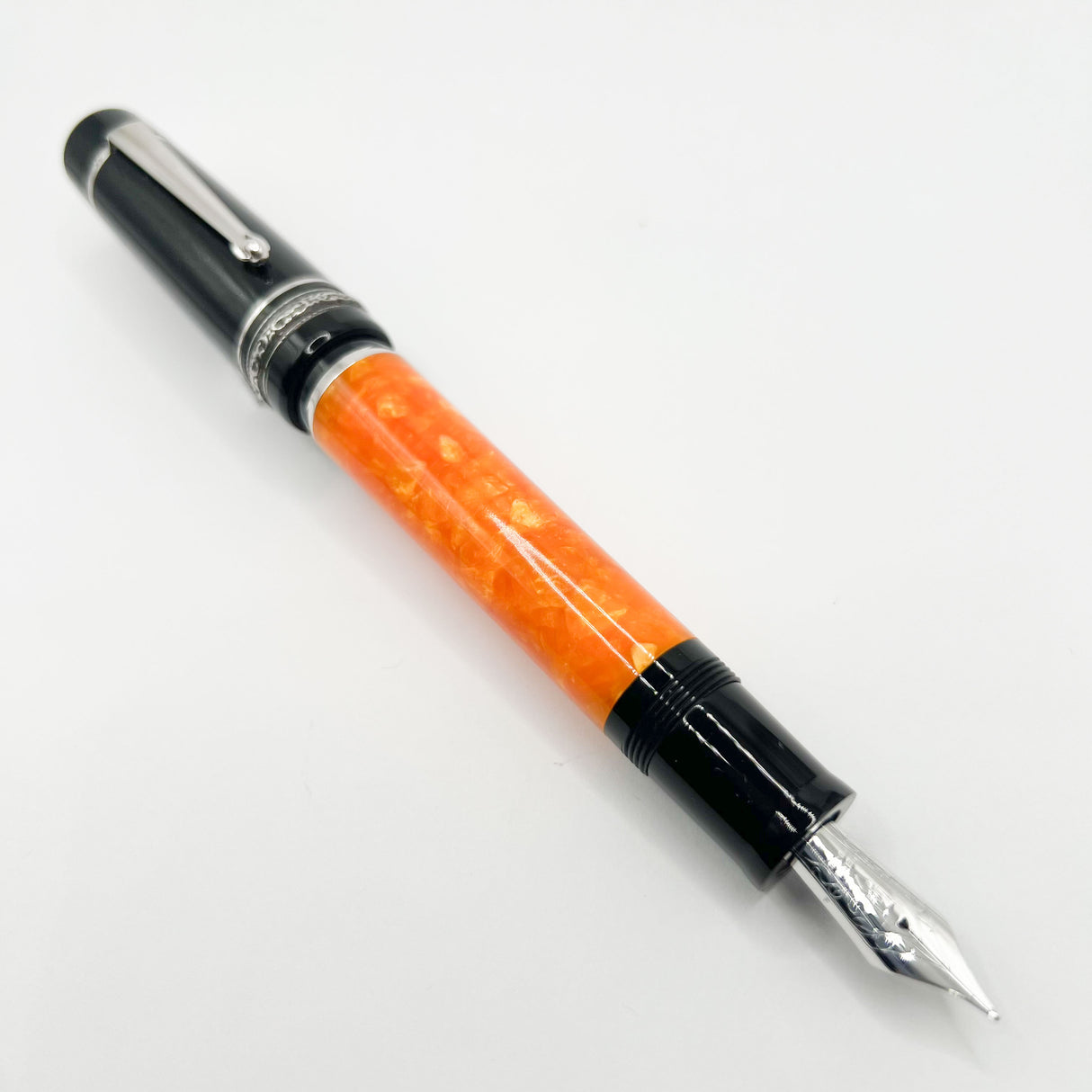 Delta - The Medium Original DolceVita Sterling Silver Trim Fountain Pen - Medium 18kt Gold Nib