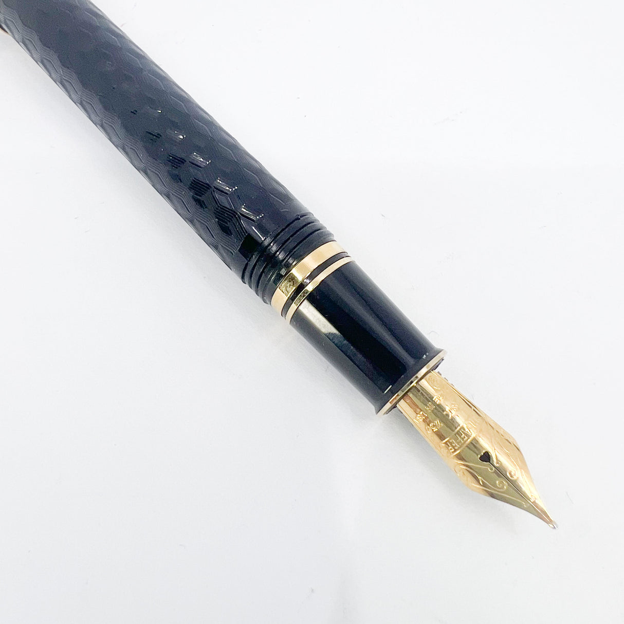 Sheaffer Connaisseur Black Chased Etched Design Fountain Pen - Medium 18kt Gold Nib - Scarce!