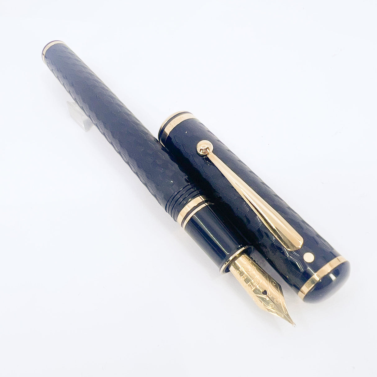 Sheaffer Connaisseur Black Chased Etched Design Fountain Pen - Medium 18kt Gold Nib - Scarce!
