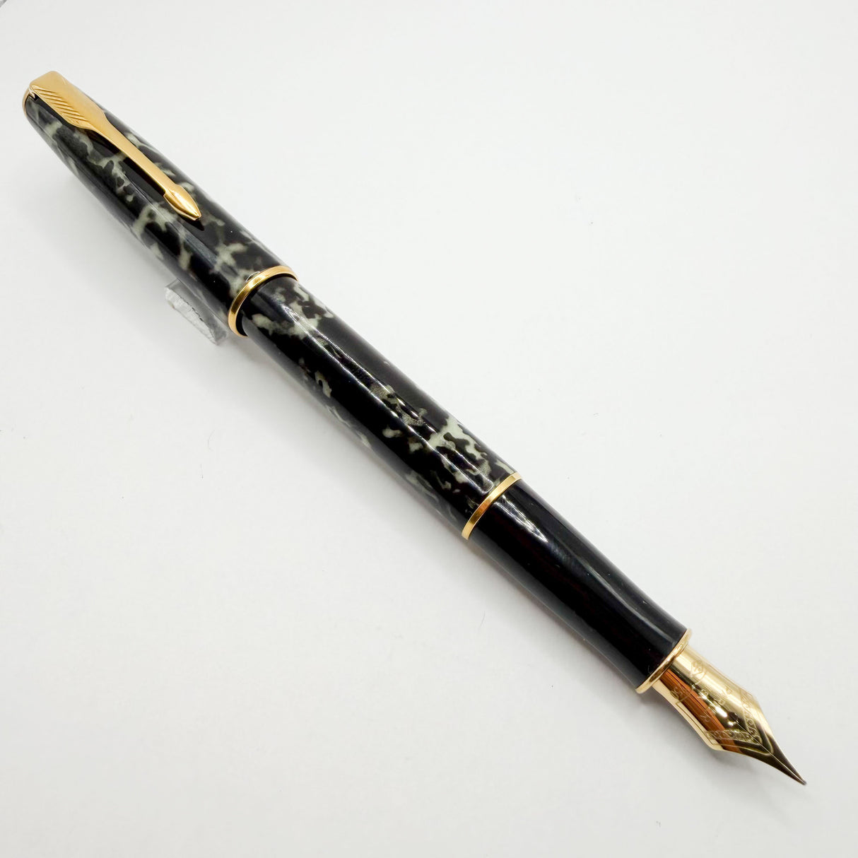 Parker Sonnet Moonbeam Lacque Marbled Charcoal/Ivory Fountain Pen - Fine 18kt Gold Nib