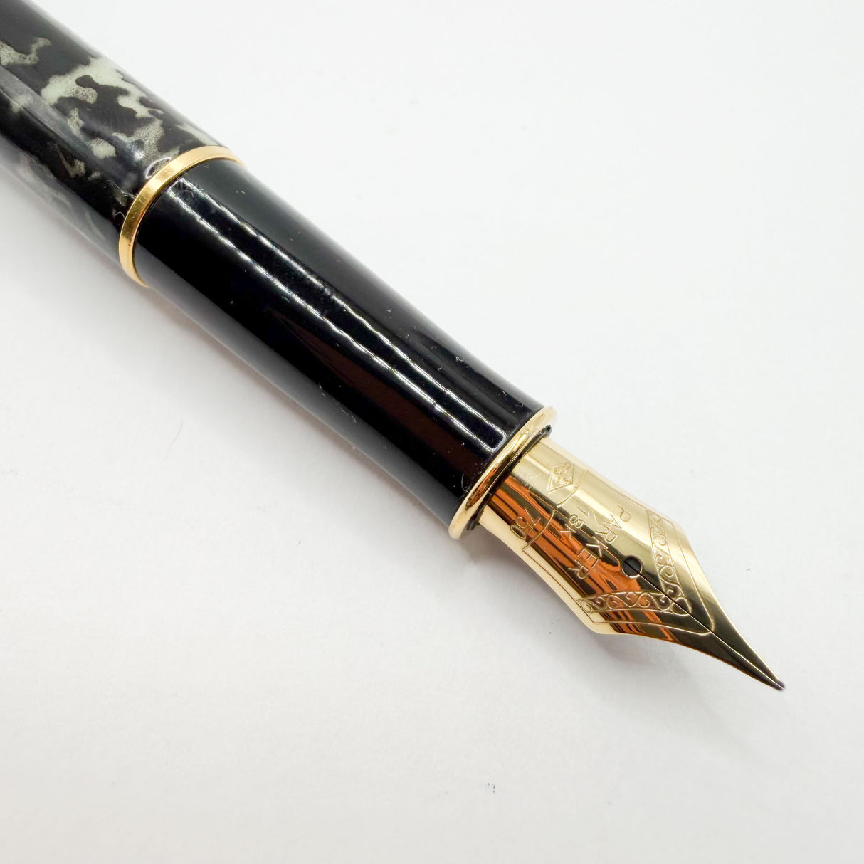 Parker Sonnet Moonbeam Lacque Marbled Charcoal/Ivory Fountain Pen - Fine 18kt Gold Nib